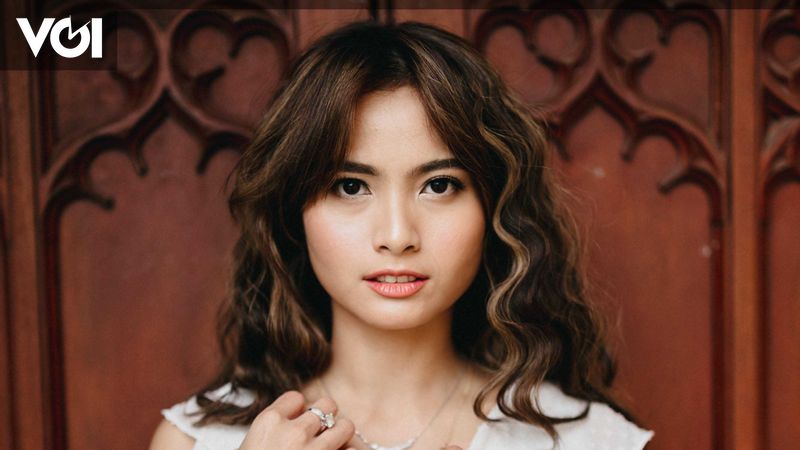 Acha Septriasa’s Story Of Being Chased By A Dog And Climbing An Electric Pole